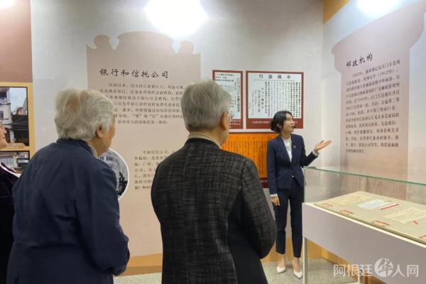 4月9日，江门五邑银信(侨批)专题展亮相中国华侨历史博物馆。图为讲解员对参观者进行讲解。刘立琨 摄