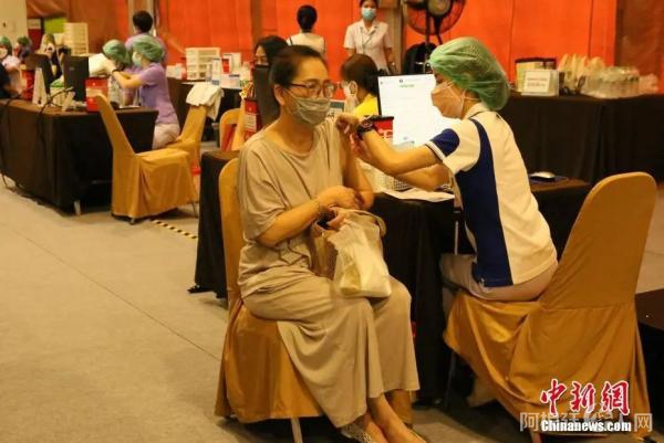 资料图:5月12日,泰国医护人员在为民众接种疫苗。(王国安 摄) 资料图:5月12日,泰国医护人员在为民众接种疫苗。(王国安 摄)