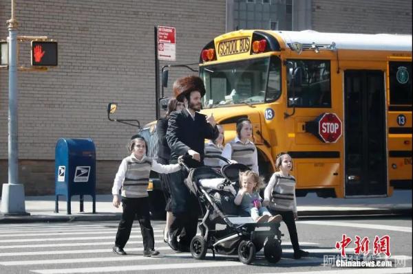 资料图:当地时间5月17日,民众从美国纽约市犹太社区的一所学校外经过。(廖攀 摄) 资料图:当地时间5月17日,民众从美国纽约市犹太社区的一所学校外经过。(廖攀 摄)