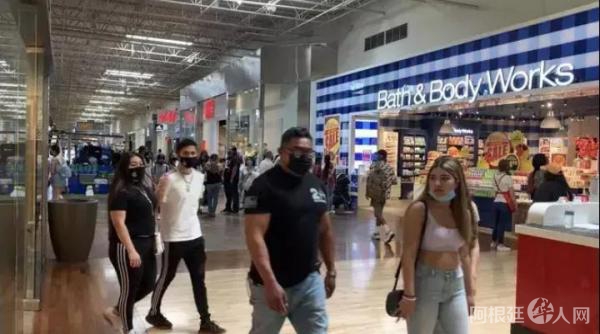 解封当日,加州洛杉矶一购物商场内多数人仍戴口罩。(图源:美国《世界日报》 启铬/摄) 解封当日,加州洛杉矶一购物商场内多数人仍戴口罩。(图源:美国《世界日报》 启铬/摄)