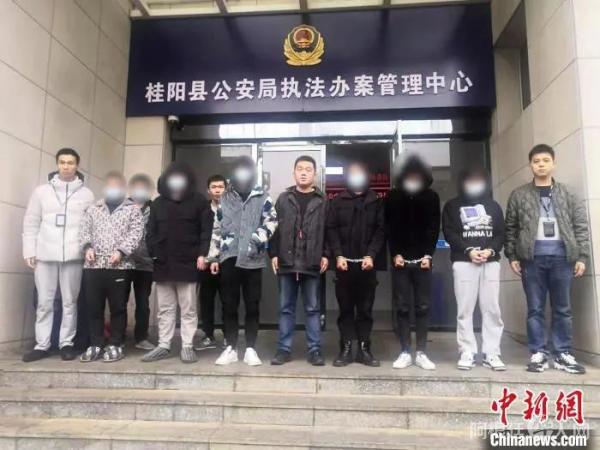 资料图:警方成功抓捕犯罪嫌疑人 杨军 摄 资料图:警方成功抓捕犯罪嫌疑人 杨军 摄