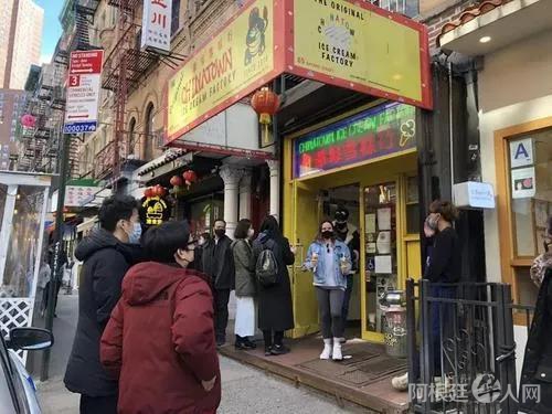 受到民众欢迎的华埠雪糕行出现人潮。美国《世界日报》记者 颜嘉莹 摄