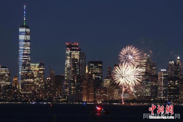当地时间6月15日晚,纽约州多地燃放焰火并将十余处地标建筑点亮蓝色和金色灯光,庆祝新冠疫苗接种达阶段目标。中新社记者 廖攀 摄 当地时间6月15日晚,纽约州多地燃放焰火并将十余处地标建筑点亮蓝色和金色灯光,庆祝新冠疫苗接种达阶段目标。中新社记者 廖攀 摄