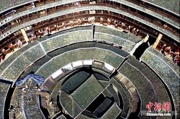 空中俯瞰土楼内景。王东明 摄 空中俯瞰土楼内景。王东明 摄