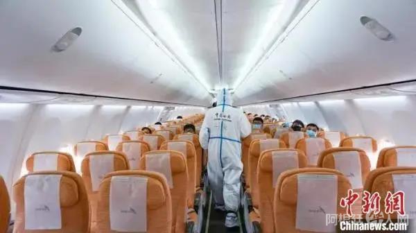 资料图：海关关员进入飞机客舱进行登临检查。(陈鑫 摄)