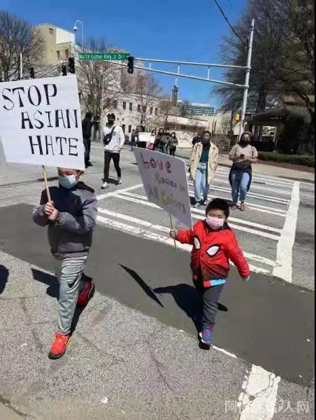 亚特兰大华裔新生代也上街举牌示威谴责暴行。(图源：美国《美中报导》)