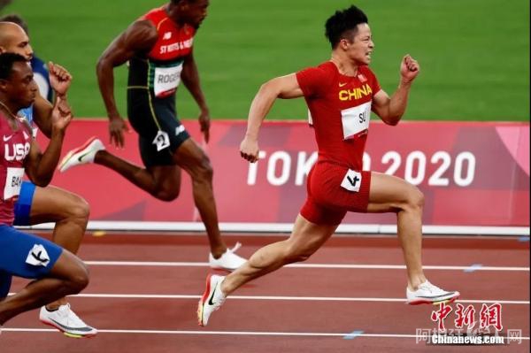 当地时间8月1日,东京奥运会男子百米半决赛上,中国飞人苏炳添以9秒83创下亚洲纪录。中新社记者 富田 摄 当地时间8月1日,东京奥运会男子百米半决赛上,中国飞人苏炳添以9秒83创下亚洲纪录。中新社记者 富田 摄