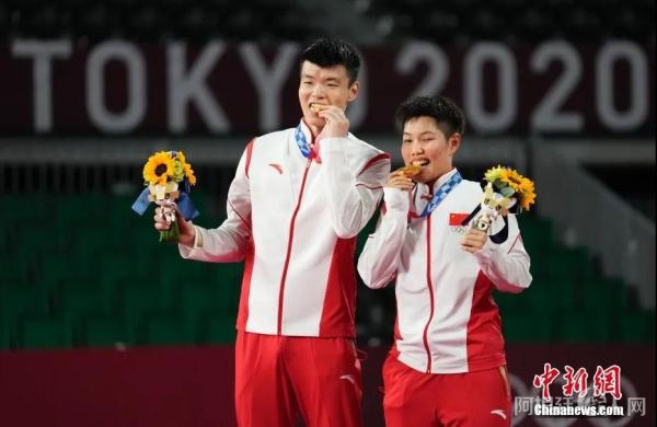 7月30日,东京奥运会羽毛球混双项目中,中国组合王懿律/黄东萍以2:1战胜队友郑思维/黄雅琼,摘得金牌。中新社记者 杜洋 摄 7月30日,东京奥运会羽毛球混双项目中,中国组合王懿律/黄东萍以2:1战胜队友郑思维/黄雅琼,摘得金牌。中新社记者 杜洋 摄