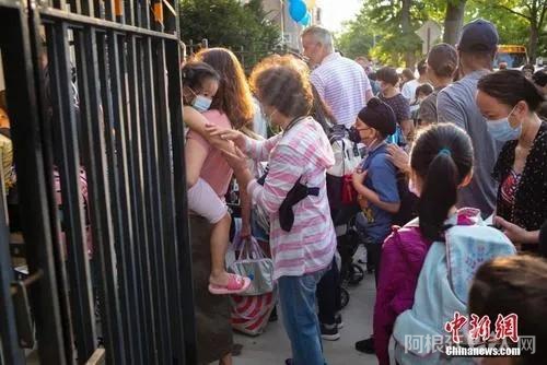 资料图：当地时间9月13日，美国纽约市公立学校开学，皇后区一所公立学校门前学生排队进入学校。中新社记者 廖攀 摄