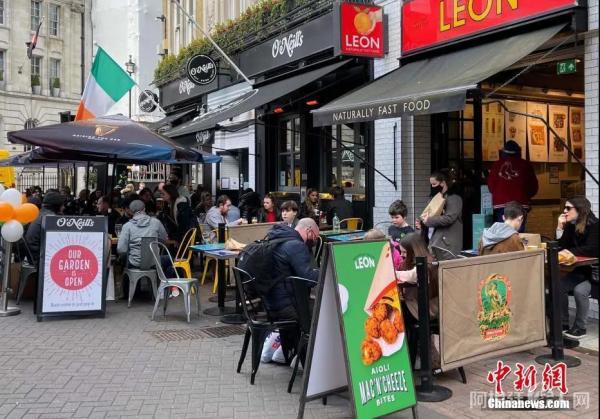 图为英国伦敦一美食街上，商铺重新开业引来“消费潮”。中新社发 张梦琪 摄