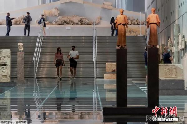 资料图：当地时间2021年5月14日，希腊雅典，雅典卫城博物馆重新向公众开放。图为游客在博物馆开放第一天进入参观。