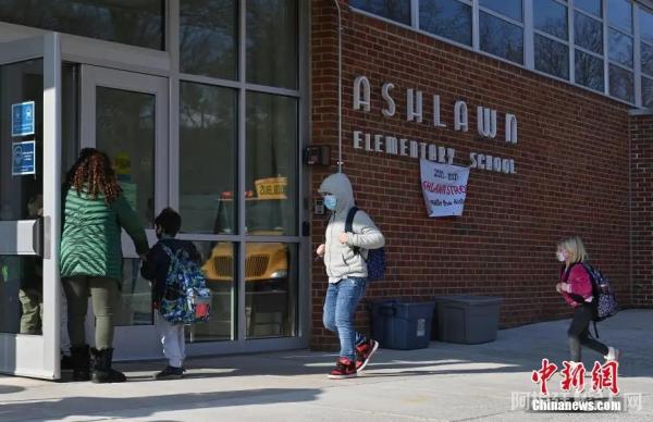 资料图：学生返校复课。中新社记者 陈孟统 摄