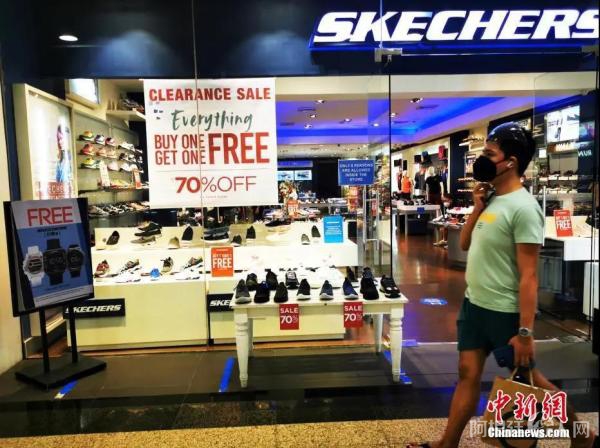 资料图:当地时间10月4日,菲律宾首都大马尼拉CBD马卡蒂一大型商场多家店铺商品折扣促销,当地商业恢复提速。菲新增确诊人数下降,疫苗接种率上升。中新社记者 关向东 摄 资料图:当地时间10月4日,菲律宾首都大马尼拉CBD马卡蒂一大型商场多家店铺商品折扣促销,当地商业恢复提速。菲新增确诊人数下降,疫苗接种率上升。中新社记者 关向东 摄