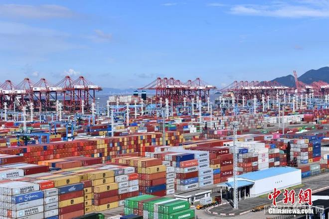 资料图:集装箱码头。张茵 摄 点击进入下一页