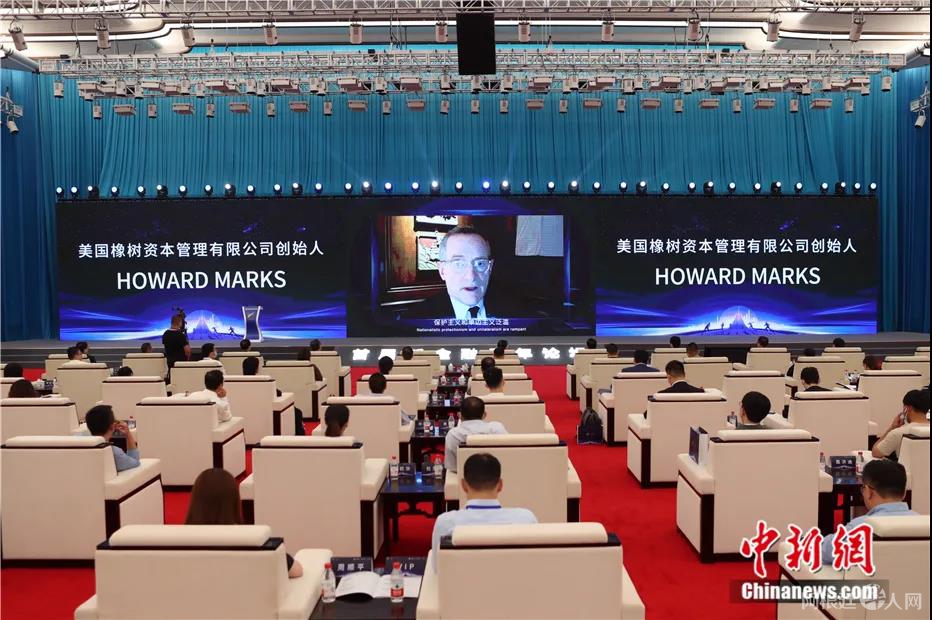 2021年10月15日，首届新金融青年论坛在上海举行。图为美国橡树资本管理有限公司创始人Howard Marks发表寄语。中新社记者 张亨伟 摄