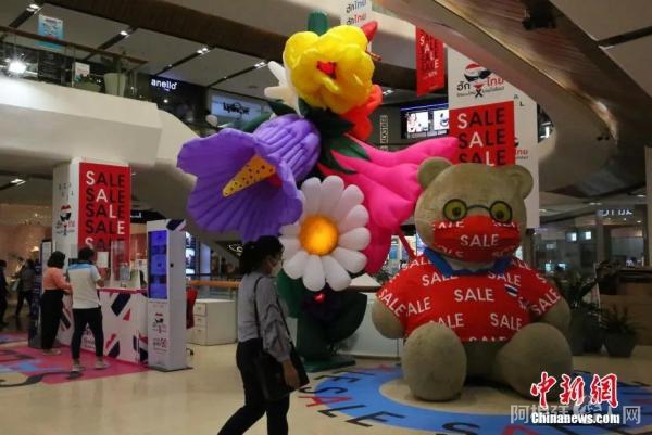 资料图:当地时间9月1日,泰国曼谷一大型商场重新开门迎客。 资料图:当地时间9月1日,泰国曼谷一大型商场重新开门迎客。