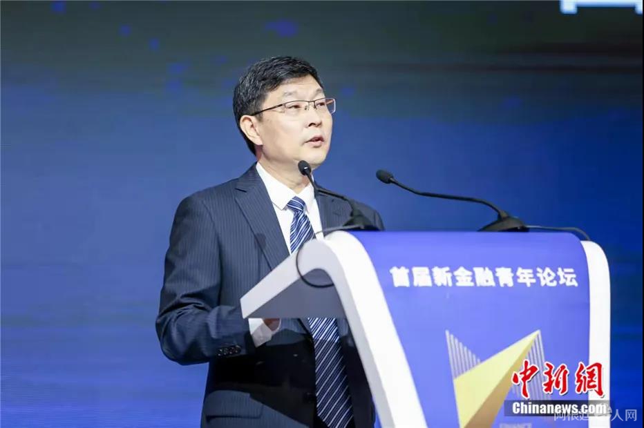 2021年10月15日，首届新金融青年论坛在上海举行。图为上海金融业联合会理事长、交通银行党委书记、董事长任德奇发表致辞。徐浩 摄