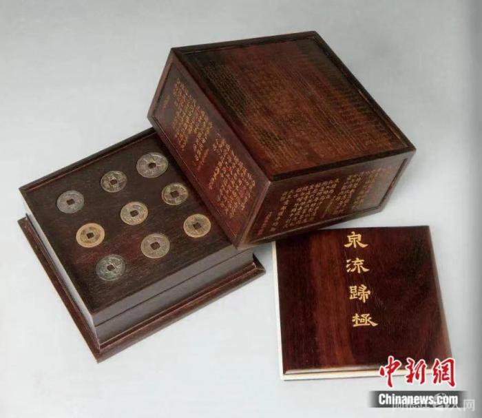 紫檀刻御题诗盒装古币组合(藏于俄罗斯埃尔米塔什博物馆)。作者供图 点击进入下一页