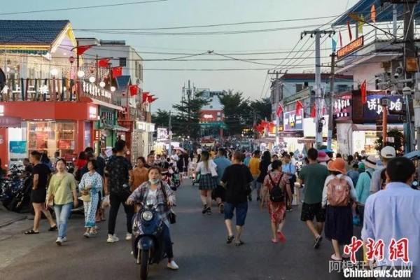 图为广西壮族自治区北海市侨港镇风情街游人如织。中新社发 王伟臣 摄