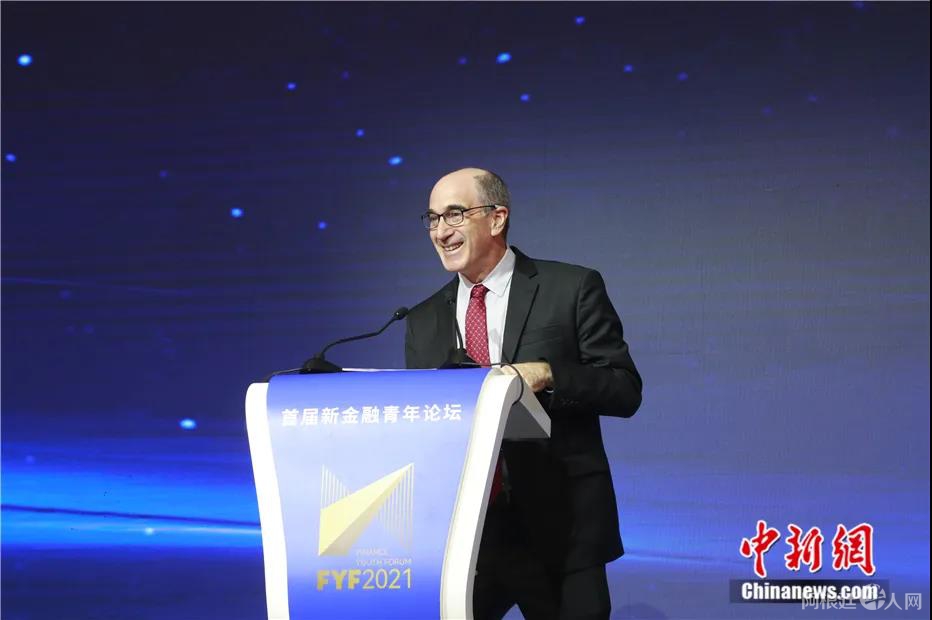 2021年10月15日，首届新金融青年论坛在上海举行。图为国际货币基金组织(IMF)驻华首席代表Steven Barnett发表寄语。中新社记者 张亨伟 摄