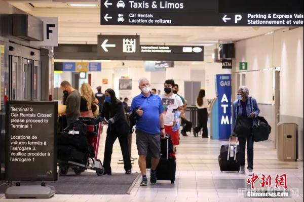 资料图：当地时间8月9日，入境加拿大旅客准备走出航站楼。中新社记者 余瑞冬 摄