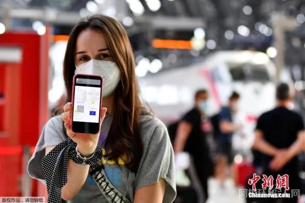 资料图:当地时间2021年9月1日,意大利米兰,乘客在火车站出示的健康证明。从9月1日起,意大利的绿色通行证的使用范围将扩大,火车、飞机和长途巴士、轮船必须出示“绿色通行证”,大学生也须持“绿通证”上学。 资料图:当地时间2021年9月1日,意大利米兰,乘客在火车站出示的健康证明。从9月1日起,意大利的绿色通行证的使用范围将扩大,火车、飞机和长途巴士、轮船必须出示“绿色通行证”,大学生也须持“绿通证”上学。