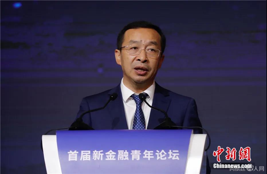 2021年10月15日，首届新金融青年论坛在上海举行。图为中国新闻社社长陈陆军发表致辞。中新网记者 翟璐 摄