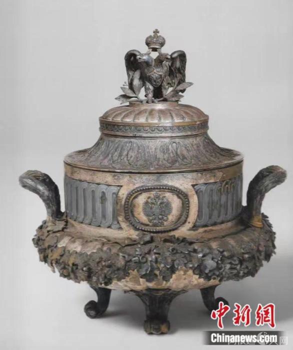 俄国法贝热布拉吉纳-旧称银贴花双耳三足双头鹰盖炉(藏于故宫博物院)。作者供图 点击进入下一页