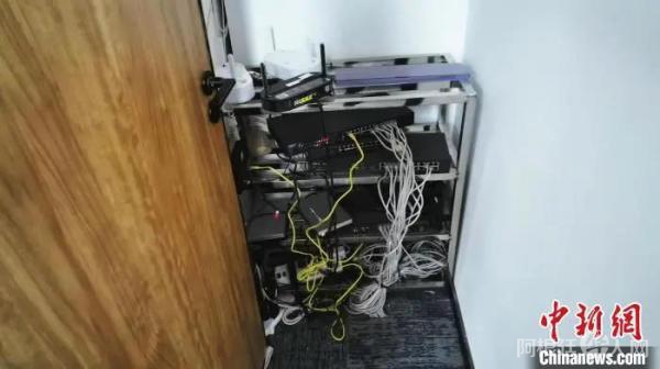 警方缴获的杀猪盘”诈骗团伙作案工具。(图源：中新网) 