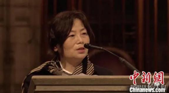 郑少雄母亲李蓉在其子的追思会上讲话。