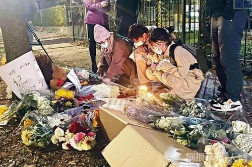 郑少雄遇害后，多名当地留学生前往事发地点悼念。（图源：芝加哥留学生拍摄）