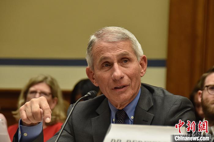 当地时间6月23日,美国国家过敏症和传染病研究所所长福奇出席国会众议院能源和商务委员会听证会时表示,近期美国多地出现的新冠肺炎疫情反弹“令人不安”,未来几周的防控将“至关重要”。图为福奇此前出席国会听证会资料图片。 <a target='_blank' href='/'>中新社</a>记者 沙晗汀 摄 点击进入下一页