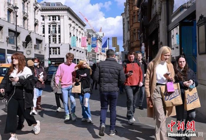 当地时间4月12日,英国第三次全国性疫情封锁进入“解封”的第二阶段,非必需品商店、餐馆、酒吧、理发店和健身房等商业机构,经历了近三个月的关闭后,重新开业引来“消费潮”。图为伦敦市商业中心牛津街上人流涌动。<a target='_blank' href='/'>中新社</a>发 张梦琪 摄 点击进入下一页