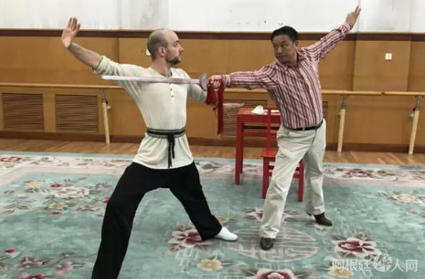 图为吕锁森正在教授瑞典学生表演。受访者供图 