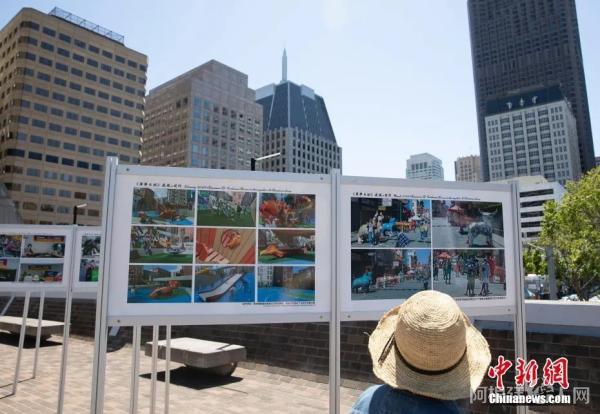 图为美国旧金山多个华人社团联合举办的“《华埠日记》疫境·前行”公益摄影展。中新社记者 刘关关 摄