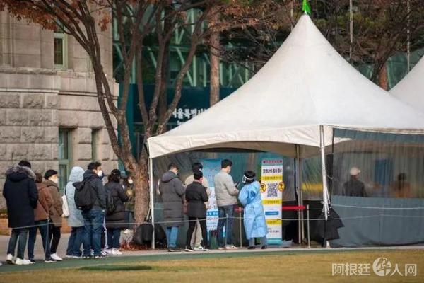 图为人们在韩国首尔广场新冠检测点排队等待核酸采样。新华社记者 王益亮 摄 来源：新华社 