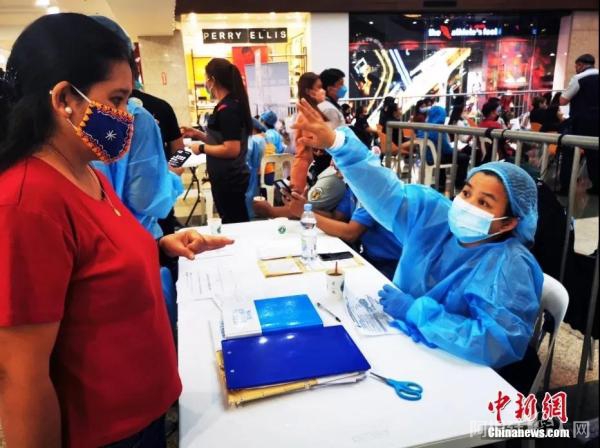 图为菲律宾大马尼拉地区CBD马卡蒂一大型商场内，政府设立新冠疫苗加强针接种点，市民踊跃接种。中新社记者 关向东 摄 　