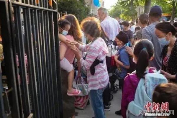 资料图：美国纽约市公立学校开学，学生排队进入学校。中新社记者 廖攀 摄