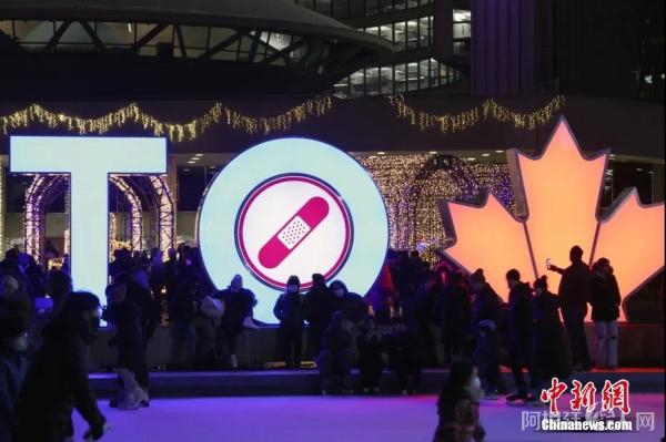 加拿大多伦多市政厅广场前的巨型灯箱以创可贴元素提醒民众对疫情保持警惕。中新社记者 余瑞冬 摄 来源：中新社