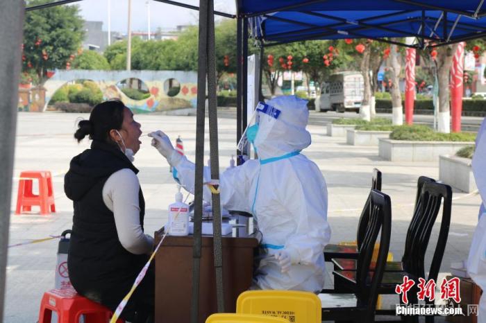 资料图:2月7日,广西百色市德保县开展新一轮全员核酸筛查。 中新社记者 陈秋霞 摄 资料图:2月7日,广西百色市德保县开展新一轮全员核酸筛查。 中新社记者 陈秋霞 摄