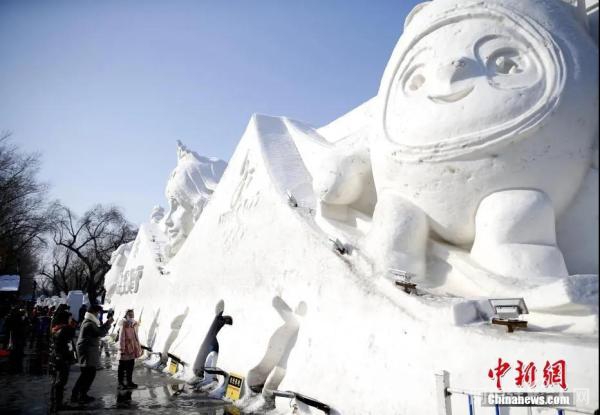 图为在黑龙江省哈尔滨市，冰墩墩雪雕和冰墩墩冰雕成为游客和当地市民的打卡景观。中新社记者 姜辉 摄