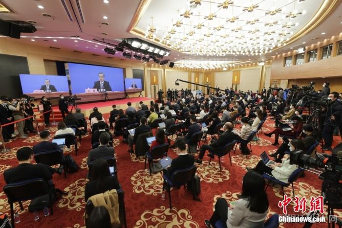 3月7日下午3时，十三届全国人大五次会议在人民大会堂新闻发布厅举行记者会，邀请国务委员兼外交部长王毅就“中国外交政策和对外关系”相关问题回答中外记者提问。 中新社记者 杨可佳 摄