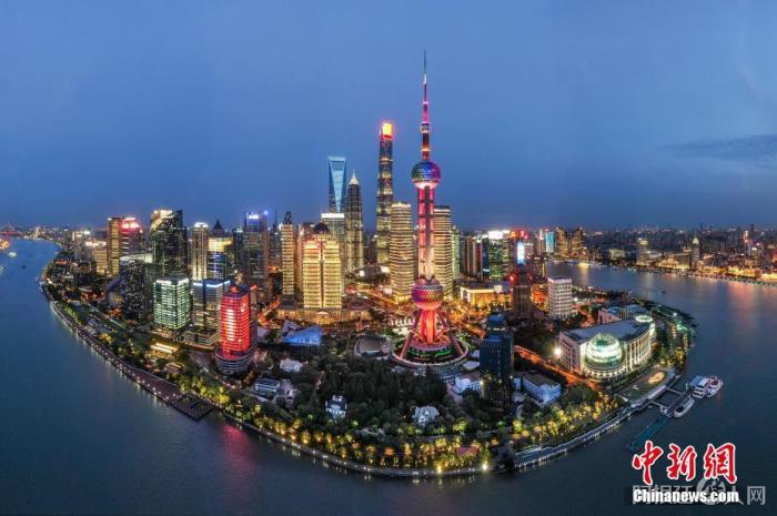 图为2020年，航拍上海浦东陆家嘴夜景。(无人机照片) 中新社记者 张亨伟 摄