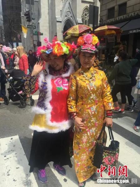 资料图：2015年4月，复活节帽子大游行在纽约第五大道上演，民众穿着旗袍亮相。中新社发 邓敏 摄