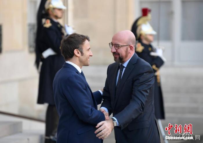 当地时间2月28日，法国总统马克龙与欧洲理事会主席米歇尔在巴黎爱丽舍宫就乌克兰局势举行会谈。中新社记者 李洋 摄