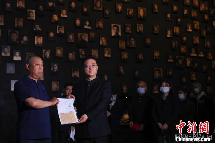 四位去世老人的家属向纪念馆捐赠老人生前使用的物品。 泱波 摄 四位去世老人的家属向纪念馆捐赠老人生前使用的物品。 泱波 摄