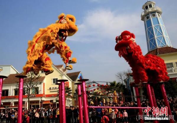 2014年1月31日农历正月初一，南北狮王巅峰对决在上海欢乐谷开启，南派舞狮(如图)的高空跳跃、跌扑与北派舞狮的旋转、翻滚等绝技，演绎着传统民俗的风采与魅力，吸引游客围观欣赏。中新社发 潘索菲 摄
