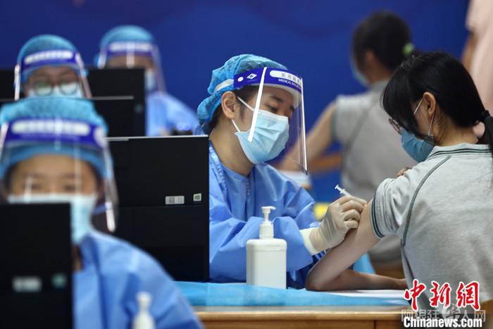 资料图为江苏南京中学生接种新冠病毒疫苗。 中新社记者 泱波 摄
