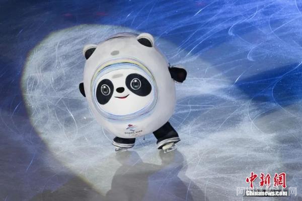 　2月20日，北京2022年冬奥会花样滑冰表演滑在首都体育馆举行。图为“冰墩墩”亮相。中新社记者 毛建军 摄
