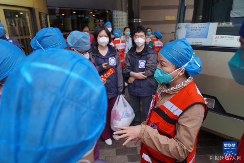 4月6日，医疗队员在交流进入方舱医院后的工作流程。4月6日，湖北援沪医疗队首批队员进入上海的方舱医院，支援患者救治工作。新华社记者 袁全 摄